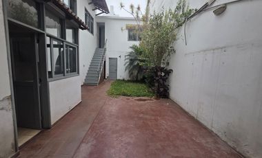 Venta de dos casas juntas como terreno en Miraflores, inversión asegurada