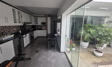 Venta de dos casas juntas como terreno en Miraflores, inversión asegurada