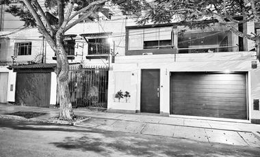 Venta de dos casas juntas como terreno en Miraflores, inversión asegurada