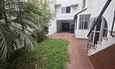 Venta de dos casas juntas como terreno en Miraflores, inversión asegurada