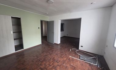 Venta de dos casas juntas como terreno en Miraflores, inversión asegurada