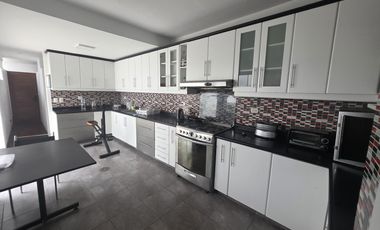 Venta de dos casas juntas como terreno en Miraflores, inversión asegurada