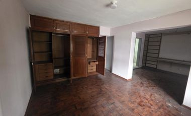 Venta de dos casas juntas como terreno en Miraflores, inversión asegurada
