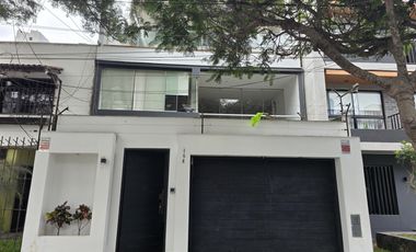Venta de dos casas juntas como terreno en Miraflores, inversión asegurada