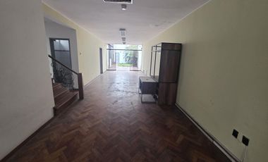 Venta de dos casas juntas como terreno en Miraflores, inversión asegurada