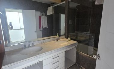 Venta de dos casas juntas como terreno en Miraflores, inversión asegurada