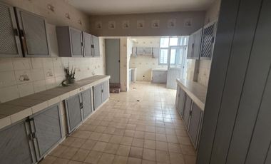 Venta de dos casas juntas como terreno en Miraflores, inversión asegurada