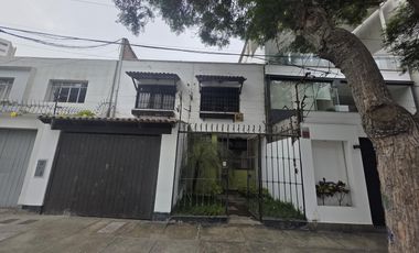 Venta de dos casas juntas como terreno en Miraflores, inversión asegurada