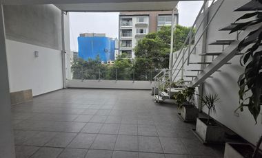 Venta de dos casas juntas como terreno en Miraflores, inversión asegurada