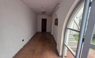 Venta de dos casas juntas como terreno en Miraflores, inversión asegurada
