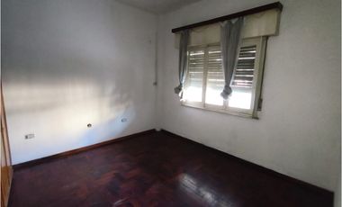CASA EN VENTA EN CASTELAR NORTE!!