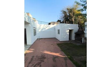 CASA EN VENTA EN CASTELAR NORTE!!