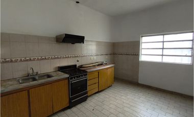 CASA EN VENTA EN CASTELAR NORTE!!