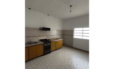 CASA EN VENTA EN CASTELAR NORTE!!