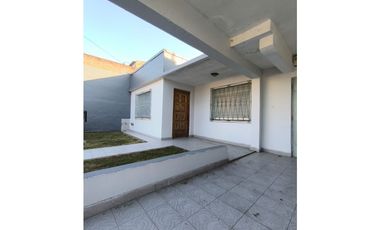 CASA EN VENTA EN CASTELAR NORTE!!