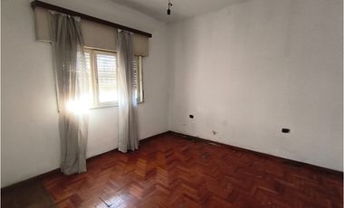 CASA EN VENTA EN CASTELAR NORTE!!