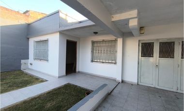 CASA EN VENTA EN CASTELAR NORTE!!