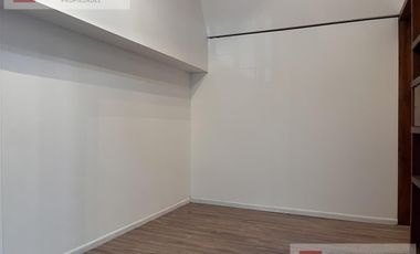Oficina en Ciudad de Mendoza. Local chico - Oficina con 6 privados.