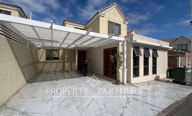 Acogedora casa 4D 3B en  Condominio, Costa Laguna.