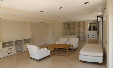 Casa en  Barrio Parque - Moderna y con Pileta