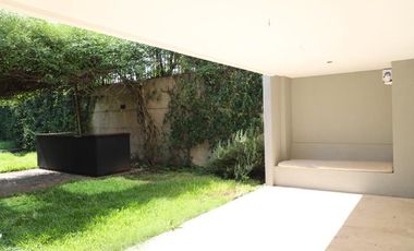Casa en  Barrio Parque - Moderna y con Pileta