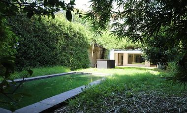 Casa en  Barrio Parque - Moderna y con Pileta