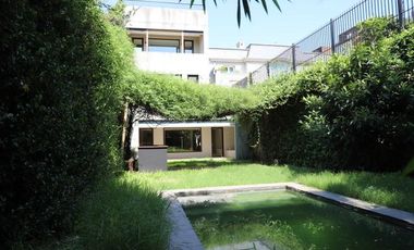 Casa en  Barrio Parque - Moderna y con Pileta