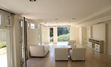 Casa en  Barrio Parque - Moderna y con Pileta