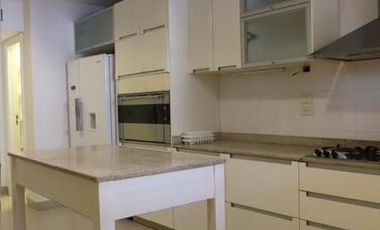 Casa en  Barrio Parque - Moderna y con Pileta