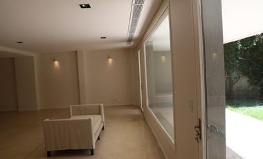 Casa en  Barrio Parque - Moderna y con Pileta