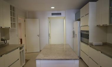 Casa en  Barrio Parque - Moderna y con Pileta