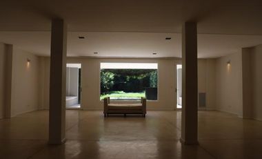 Casa en  Barrio Parque - Moderna y con Pileta