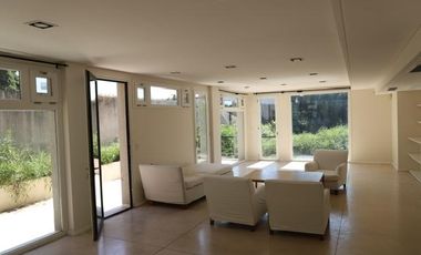 Casa en  Barrio Parque - Moderna y con Pileta