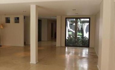 Casa en  Barrio Parque - Moderna y con Pileta