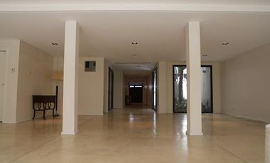 Casa en  Barrio Parque - Moderna y con Pileta