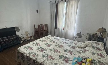 Casa en 2 Ptas de 4 dorm, garage, terraza y patio.- Banfield Oeste