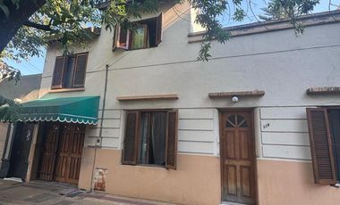 Casa en 2 Ptas de 4 dorm, garage, terraza y patio.- Banfield Oeste