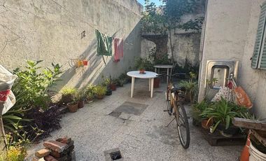 Casa en 2 Ptas de 4 dorm, garage, terraza y patio.- Banfield Oeste