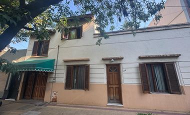 Casa en 2 Ptas de 4 dorm, garage, terraza y patio.- Banfield Oeste