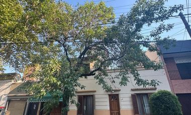 Casa en 2 Ptas de 4 dorm, garage, terraza y patio.- Banfield Oeste