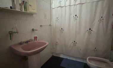 Casa en 2 Ptas de 4 dorm, garage, terraza y patio.- Banfield Oeste
