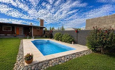 QUINCHO C/PILETA EN ALVEAR -TRONCALES DEL SUR