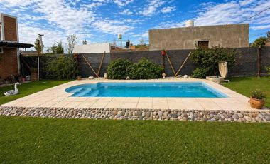 QUINCHO C/PILETA EN ALVEAR -TRONCALES DEL SUR