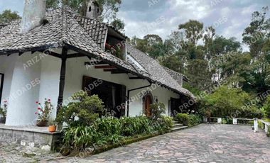 VENDO o RENTO  hermosa propiedad en la zona central de SANGOLQUI, con casa cololnial