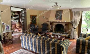 VENDO o RENTO  hermosa propiedad en la zona central de SANGOLQUI, con casa cololnial