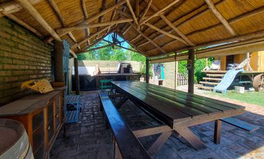 Gran terreno de 1.200m² con casa, quincho y pileta
