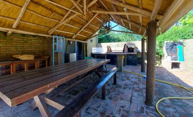 Gran terreno de 1.200m² con casa, quincho y pileta
