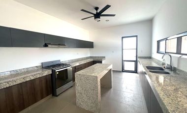 Casa en Privada de 4 recámaras con Piscina y Amenidades