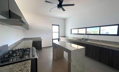 Casa en Privada de 4 recámaras con Piscina y Amenidades