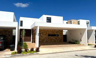 Casa en Privada de 4 recámaras con Piscina y Amenidades